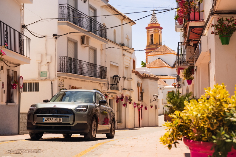 The electric MINI Countryman. Two days of it in the Deluxe Collection, against one as standard.
